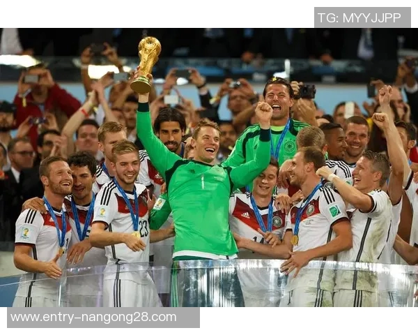 诺伊尔因重伤缺席赛季拜仁急寻德赫亚补位救火