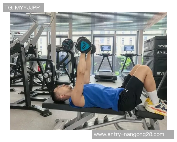 单手哑铃训练技巧与注意事项全面解析助你提升力量与肌肉线条